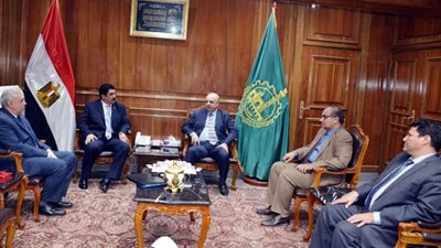 محافظ القليوبية يناقش تجهيزات مستشفى بنها التعليمي الجديدة