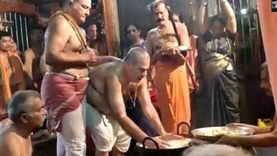 مشاهد تقشعر لها الأبدان..يغرقون أيديهم في الزيت المغلي لإثبات إيمانهم 