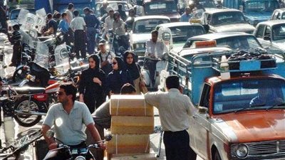 احتجاجًا على تدهور معيشتها.. فتاة إيرانية تسير عارية في الشارع 