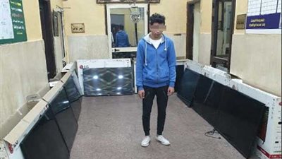 عاطل يسرق 9 شاشات في 