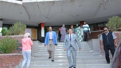 نائب رئيس جامعة أسيوط في زيارة مفاجئة لمبنى 
