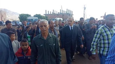 محافظ أسيوط يتفقد عزبة سعيد بأبنوب المتضررة من الأمطار ويستمع لشكاوى المواطنين..(صور)