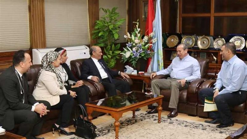 محافظ كفرالشيخ يناقش