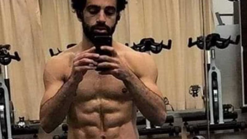 «صلاح» يستعرض عضلاته