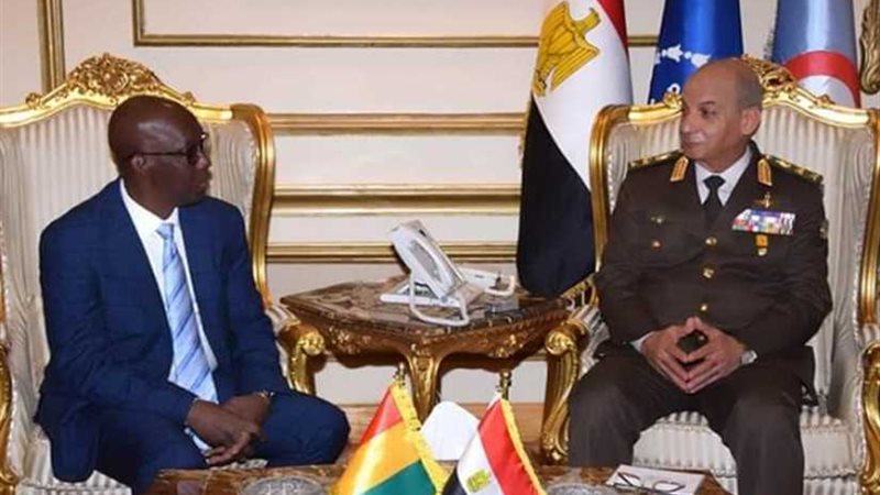 وزير الدفاع يلتقي