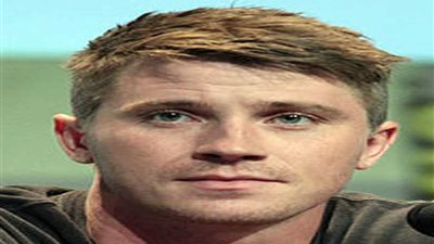 سبنسر جاريت وإليزابيث روم مذيعان في فيلم عن 