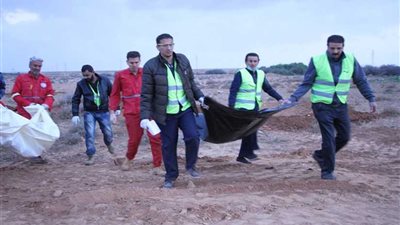 الهلال الأحمر في ليبيا يعثر على مقبرة جماعية بدرنة تضم 22 جثة لجنود النظام السابق