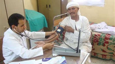 فحص 1075 مريضا مجانا في قافلة طبية ببني سويف