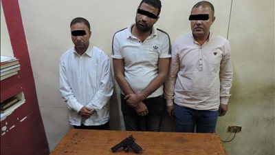 سقوط 3 عاطلين انتحلوا صفة ضباط شرطة للنصب على أصحاب المصانع بالعبور