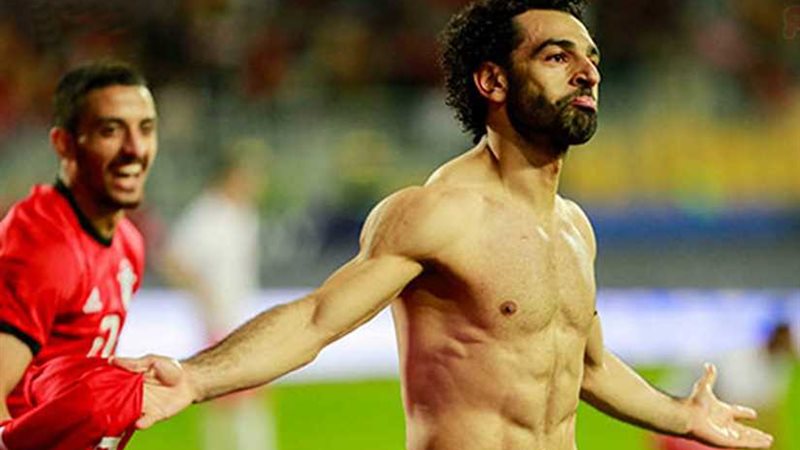 صلاح يهدي قميصه لطفل