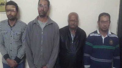 4 عاطلين في مهمة إجرامية.. ينتحلون صفة موظفين بـ