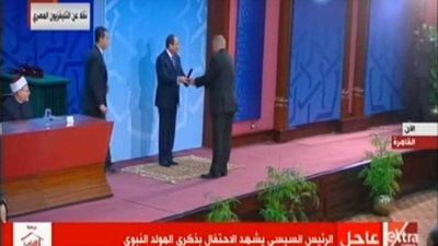 بالأسماء.. الرئيس السيسي يكرّم عددًا من قيادات الأوقاف المؤثرة في الإسلام (فيديو)