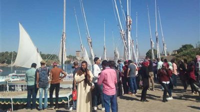 500 شاب وفتاة بـ” أسوان