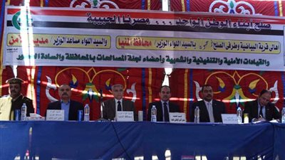 محافظ المنيا يشهد جلسة صلح بين عائلتين بمركز ملوي