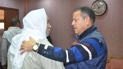 محافظ بني سويف يستقبل والد شهيد القوات المسلحة ويقرر صرف 10 آلاف جنيه مساعدة لأسرته