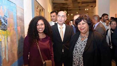 وزيرة الثقافة مع مئات من شباب التشكيليين المبدعين في الصالون بقصر الفنون