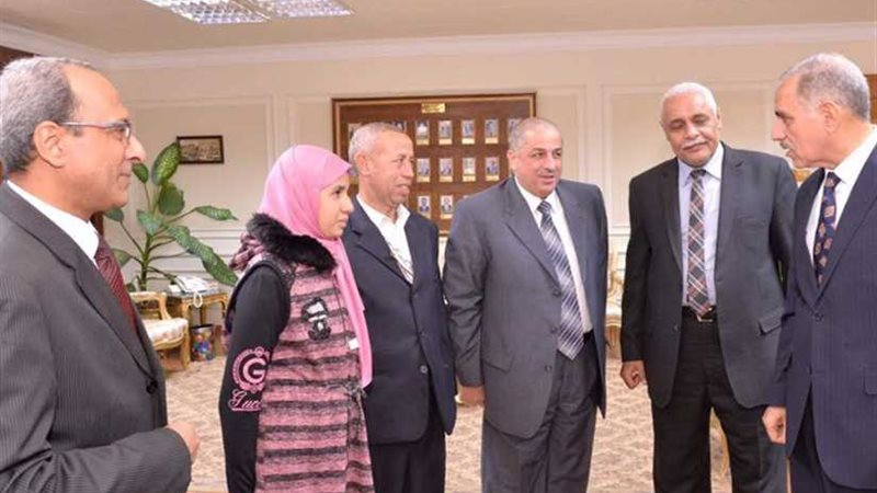 محافظ أسيوط يسلّم