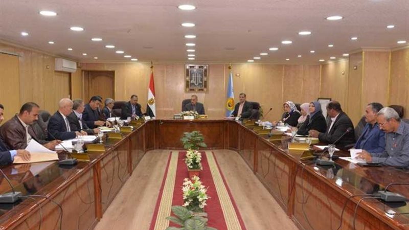 محافظ أسيوط يراجع