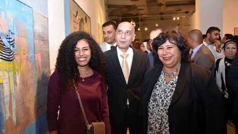 وزيرة الثقافة مع
