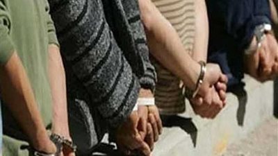 القبض على 4 عاطلين وبحوزتهم 3 أسلحة نارية وكيلو بانجو بحملة في شبين القناطر