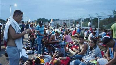 مئات المهاجرين يحتشدون على الحدود الأمريكية المكسيكية