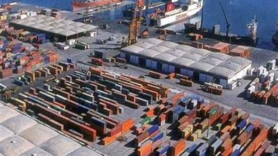 استمرار العمل بميناء الاسكندرية على الرغم من سوء الطقس