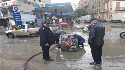 قوات الإطفاء تشفط مياه الأمطار في طنطا