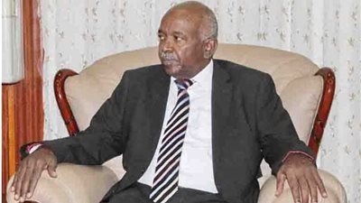 وفاة رئيس القضاء السوداني والبشير في مقدمة مشيعيه