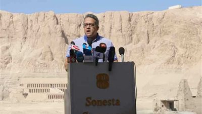 فتح أول مقبرة على الهواء