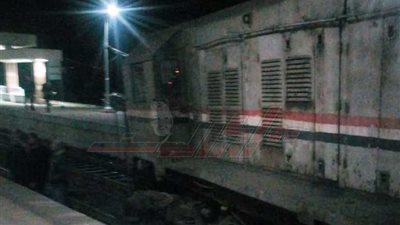 بالصور.. انتظام حركة القطارات بعد إعادة قطار السنطة - الزقازيق إلى القضبان