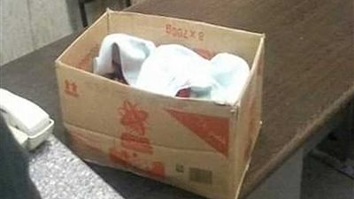 العثور على طفلة حديثة الولادة داخل كرتونة بشارع الجيش بكفر الدوار