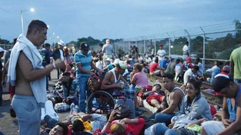 مئات المهاجرين يحتشدون