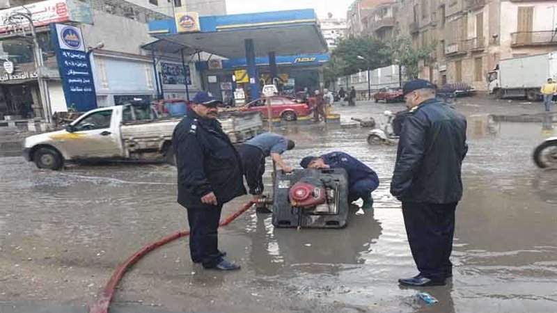 قوات الإطفاء تشفط