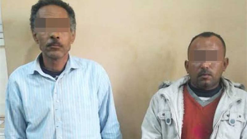 ضبط عاملين ينقبان