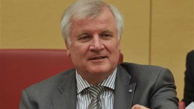 وزير الداخلية الألماني يطالب الجالية المسلمة بفك ارتباطها بالنفوذ الخارجي