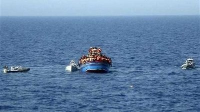 السلطات الفرنسية والبريطانية تعترض قاربين يحملان 18 مهاجرًا