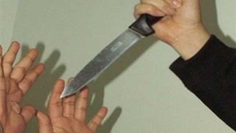 طالب يتعدى على زميله