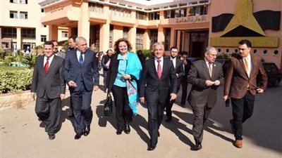 وفد وزاري يتفقد مركز القياس وتقويم الأداء الجامعي بـ