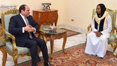 ماذا قال الرئيس لسائقة التروسيكل وكيف كافأها؟ .. إليك التفاصيل‎