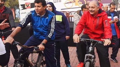 وزير الشباب يشارك في «ماراثون» الأهلي للدراجات في حملته ضد «التنمر»