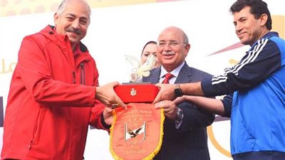 الأهلي يكرّم «أشرف صبحي» وكبار المشاركين في ماراثون الدراجات