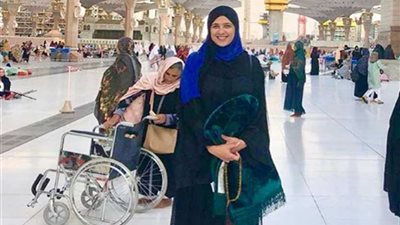 ياسمين عبدالعزيز تؤدي مناسك العمرة