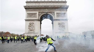الشرطة الفرنسية تعتقل 122 متظاهرًا وتواصل اشتباكاتها مع حركة السترات الصفراء
