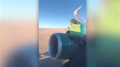 لحظات رعب.. طائرة ركاب أمريكية تفقد غطاء محركها في الجو.. (فيديو)