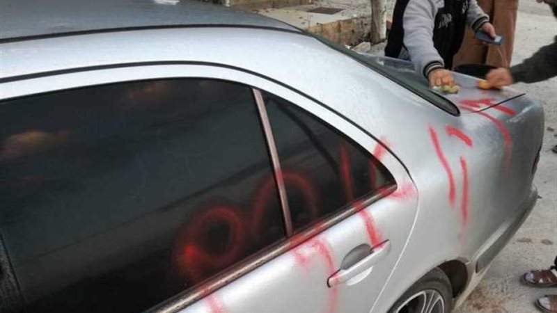 مستوطنون يخطون شعارات