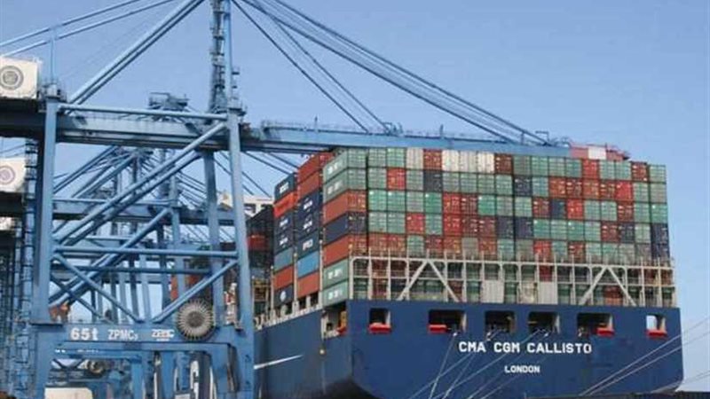 وصول 8 سفن حاويات