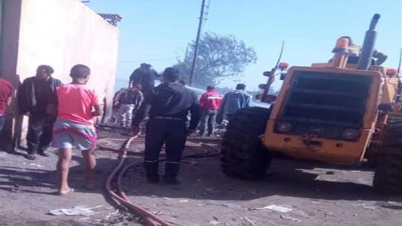 حريق يلتهم مصنعين