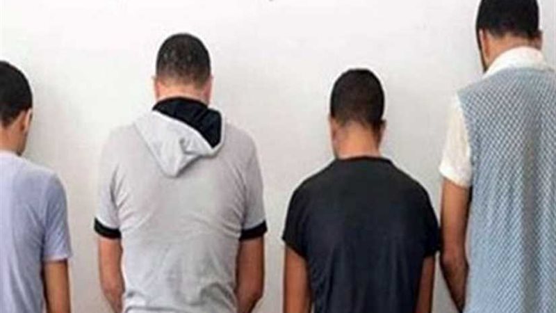 ضبط 4 أشخاص أثناء
