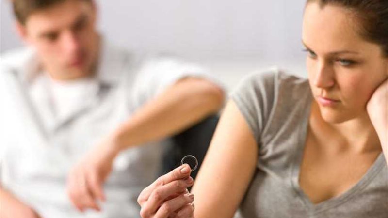 يدهن زوجته بعسل أسود