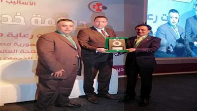 تكريم نقيب الصيادلة خلال مؤتمر الأساليب الحديثة لإدارة المستشفيات